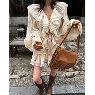 Romantic, sophisticated and vintage beauty.