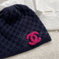 《Chanel》立體LOGO菱格毛帽 深藍色 全新