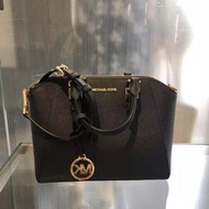 《現貨》Michael kors mk Ciara 經典百搭黑 金屬logo吊飾 小水餃包 側包手提兩用