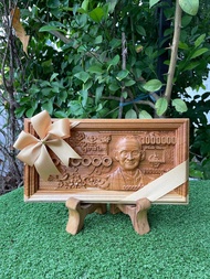 ธนบัตรที่ระลึกในหลวง ร 9  แบงค์ล้าน ไม้สักทอง(สินค้าอาจจะมีลายไม้บ้างเพราะใช้ไม้ธรรมชาติไม่สามารถเลี