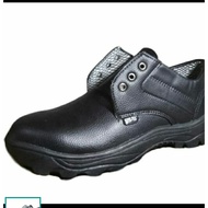 Steel toe safety shoes