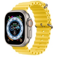 Apple Watch Ultra 鈦金屬錶殼；黃色海洋錶帶