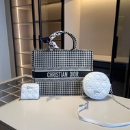
Dior Shopping Bag Dior Round Cake+Dior Wallet
[Size] Shopping Bag: 41 * 32
               Round Cak
