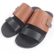 全新愛馬仕皮革淋浴/拖鞋，配有 Sac a Depeche 五金件，黑色/ブラウン， 41 碼，男士，帶鞋盒和防塵袋。