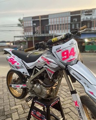 DECAL STIKER FULLBODY D-TRACKER 150 WARNA PUTIH COMBINASI STABILO PREMIUM BEBAS CUSTOM