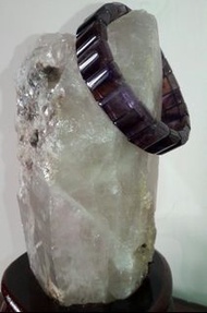 骨幹水晶柱1.3公斤，帶滿滿的礦跟銀一樣的閃亮（淨重1.15公斤）