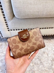กระเป๋าสตางค์ขนาดกลาง รุ่นใหม่ Coach Medium Corner Zip Wallet In Signature Canvas ของแท้100%
