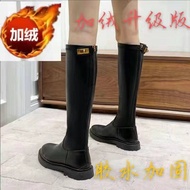 รองเท้าบูตผู้หญิงยาวส้นเตี้ยขนาดเล็กสไตล์ใหม่ OSK880รองเท้าบูตทรงอัศวินเข็มขัดมีศิลปะสำหรับผู้หญิงรอ