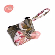 DOM (dompet HP/kosmetik/uang) "ini dompet kecil ya sis, dilihat sizenya dulu"