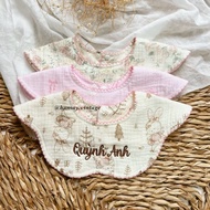 Ha May vintage | 5-layer muslin flower bib with rode border embroidered with baby's name, 6-petal fl