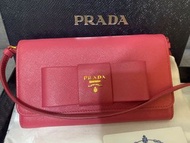 🇮🇹PRADA Saffiano 限量蝴蝶結釦式長夾(桃紅/背帶）9.5成新🎀真品(附品控卡)