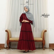 Aileen drees by