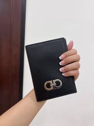 SALVATORE FERRAGAMO 菲拉格慕 Gancini Logo系列 黑色牛皮 短夾 卡夾 護照夾