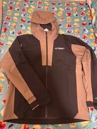 Adidas Terrex 防水外套