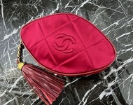 美品Chanel vintage紅色緞面大logo流蘇手拿包晚宴包。尺寸19.5。可自行diy變斜背！好看的chanel紅色！！價格超甜