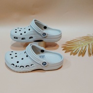 รองเท้า Crocs รองเท้าแบบสวมสําหรับผู้ชาย งานสวยราคาถูก ผลิตจากยาง LiteRide ทำให้รองเท้านิ่มใส่สบายเท้านิ่มไม่เจ็บเท้า ใส่ทนมากๆค่ะ