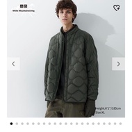 【目的】：出售 【商品名稱】: UNIQLO x White Mountaineering 羽絨 外套 【商品顏色】：綠 【商品尺寸】：XL 【商品狀況】:  近全新 95% 【商品售價】：1400