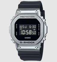 5600銀鋼系列 GM-5600U-1 手錶