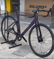 最新電變款 2025 JAVA SILURO 6 TOP 魚雷6 電變24速 桷軸油剎碳叉鋁合金公路車 送水架前後蛙燈