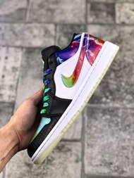 100Air Jordan 1 Low 星空 夜光 銀河整雙鞋的設計以星空為主題，鞋面主色為薄荷綠色，并帶有少許綠色點綴，帶來十足清爽的視覺效果。鞋頭部分采用黑色裝扮，帶來黑腳趾風格，同時材質選用帶有蛇皮紋路皮革，表現足夠狂野。鞋身中部采用白色過渡，最大亮點在于側身 Nike Swoosh Logo 以及后跟采用銀河星空裝扮，藍色、粉色、紫色、綠色以及白色等多種色調融合，呈現出切實的星空效果。搭配白色中底以及夜光外底，完善整雙鞋的設計。夜光底的加入另整雙鞋即使在黑暗中也能有搶眼表現。貨號：CW7