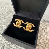 Chanel復古書包鈕扣耳夾