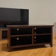 胡桃木色實木電視櫃 Walnut-tone solid wood TV stand