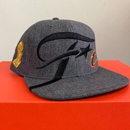 【二手良品】Adidas CAVS 騎士隊 2016 東區冠軍 Snapback 棒球帽  LeBron James