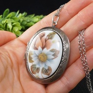 白米色花卉鏤空墜飾 瓷製頭像相片盒項鍊 飾品