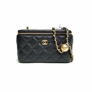 CHANEL 長盒子化妝包黑色羊皮鐳射標金扣金球調節扣肩背包
