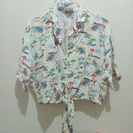 URBAN REVIVO beach activity print crop shirt