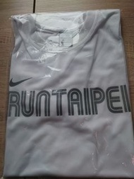 Nike "Run Taipei" 白底 T 恤