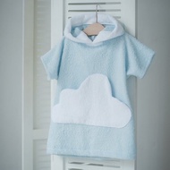 帶白色雲袋的藍色兒童浴袍