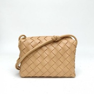 BOTTEGA VENETA奶茶色羊皮Loop編織相機包17cm