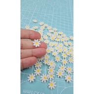 Set of sugar candy 100c chrysanthemum edible less sweet, size 1cm, cake and drink decoration