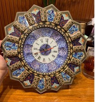 伊朗波斯傳統手工藝Mina米娜 銅胎琺瑯掛鐘 鍾錶 軟裝飾 伊朗波斯盤銅胎琺瑯mina米娜工藝 
每一個米娜都是由純銅胚上釉后燒制三至四次，再手工繪畫，製作需要近一周時間
直徑36 cm