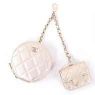 全新未使用香奈兒 (CHANEL) 絎縫皮革 AirPods Pro 零錢包，2024 年紀念款，金色，帶盒子和防塵袋，意大利製造，女士款