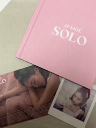 BLACKPINK 成員 Jennie 於 2018 年發行的個人出道單曲專輯《SOLO》（Photobook 版）