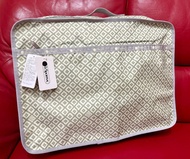 全新LeSportsac 綠色格仔圖案旅行袋/文件袋，LeSportsac 淡綠色與米白色相間的復古菱格幾何圖案，防潑水、輕量化抗撕裂尼龍耐磨布料可折疊的雙層多功能旅行衣物收納袋。尺寸：長48 cm 