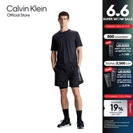 CALVIN KLEIN กางเกงออกกำลังกายขาสั้นผู้ชาย รุ่น 4MS4S839 001 ทรง 2-IN-1 SHORT - สีดำ