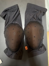 Decathlon D30 滑雪護膝 s碼