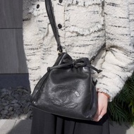 【日本直送 名牌中古包】CHANEL 香奈兒 肩背包 黑色 經典雙 C 標誌 皮革 束口袋 vintage 老品 ymaz3i