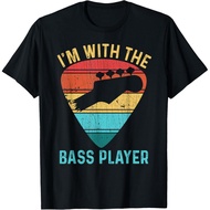 Saya bersama pemain bass. T-shirt lucu untuk pemain bass dan pemain gitar bass.