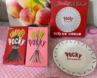 ⭐️ 超值優惠組合-（非即期品）【glico 格力高】Pocky百奇 巧克力棒*1盒+草莓棒*1盒+ Pocky百奇分享點心餐盤*1個（全瓷，直徑約15cm）