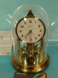 八成新，德國1950至1970年代，Kern   古董上鍊機械風水鐘，走時幾乎無聲，上一次鏈行400日，圓形透明塑膠罩，下面圓球能左右旋轉約270度，剛抹完油，準時耐用，功能正常，到頂罩高17 cm，