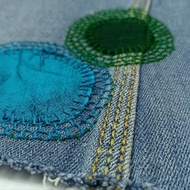 升級改造的牛仔布補丁－可見修補痕跡。