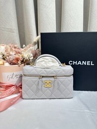 香港現貨‼️Chanel 25P最新們季 限定靚色😍Vanity a chaine 淺灰色 荔枝牛皮 復古金扣 CC logo ‼️✅full set