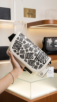 กระเป๋าถือ HOBS สีขาว ลาย HOBS ขนาดกะทัดรัด ใช้สำหรับใส่ของส่วนตัว
