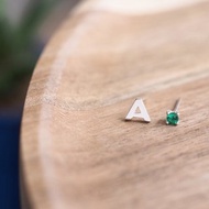 A) 可選擇的生日石和初始耳针925銀