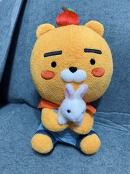 （人地賣$4xx）韓國正版預訂 Kakao Friends - Ryan in the Forest Plush Doll kakao friends ryan公仔 蘋果ryan公仔 兔ryan公仔