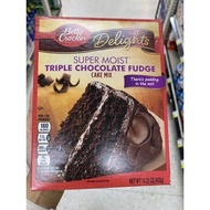 แป้ง สำหรับทำ ขนมเค้ก ตรา เบตตี้ คร๊อกเกอร์ 432g. Supermoist Triple Chocolate Fudge Cake Mix ( Betty